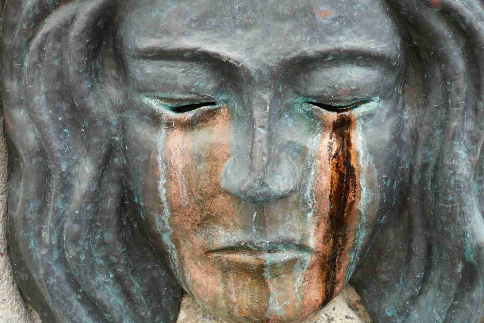 Tête de statue triste.